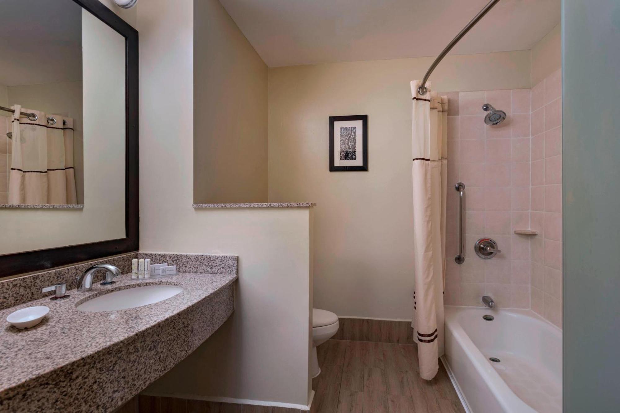 Courtyard By Marriott San Salvador Hotel Екстериор снимка