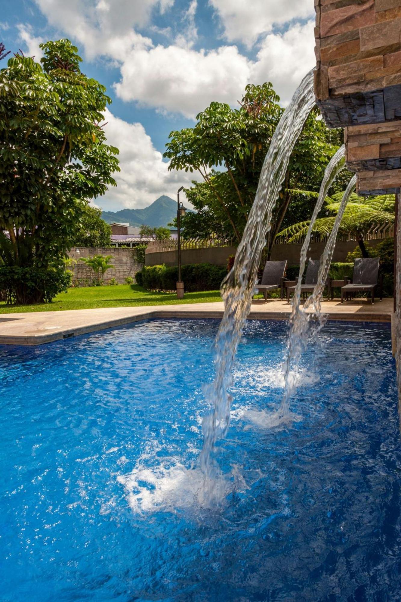 Courtyard By Marriott San Salvador Hotel Екстериор снимка