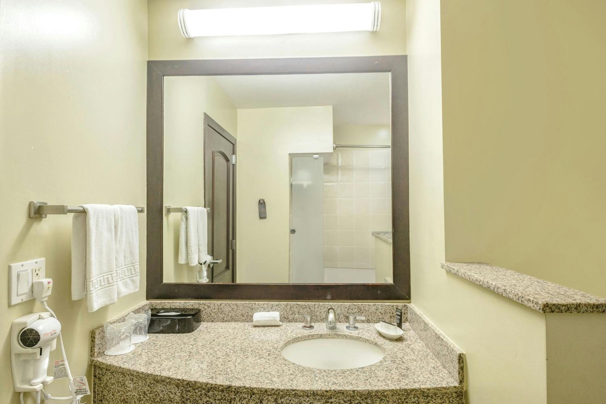 Courtyard By Marriott San Salvador Hotel Екстериор снимка